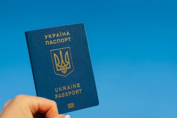 de-v-polshhi-pracjuie-ukrainskij-pasportnij-servis