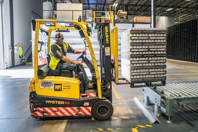 rinok-praci-polshhi-logistika-ta-oboronna-promislovist-zrostajut-mashinobuduvannja-skorochuietsja